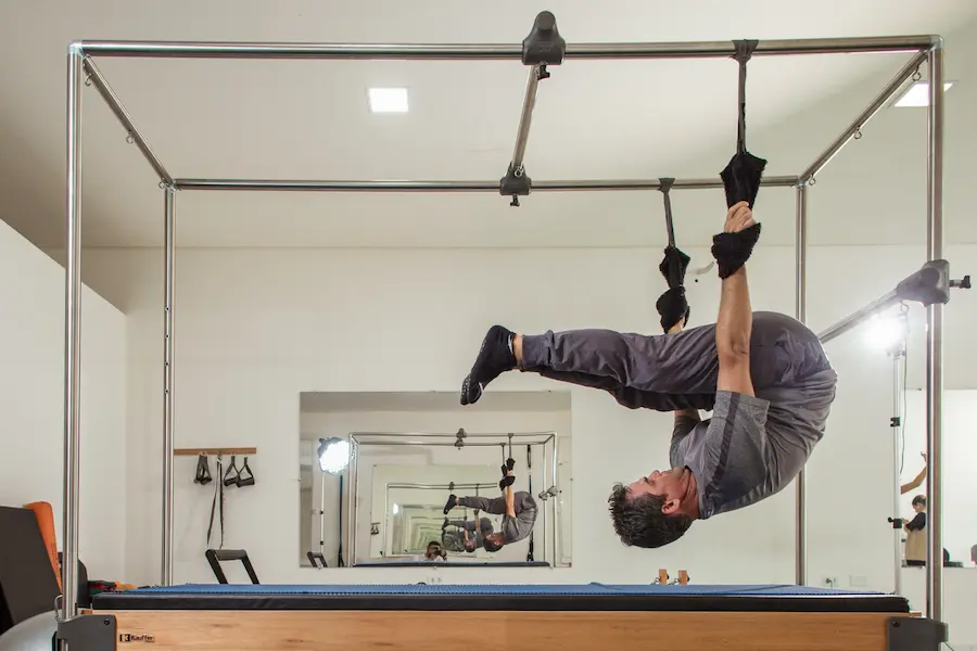 pilates 2 - homem alongando